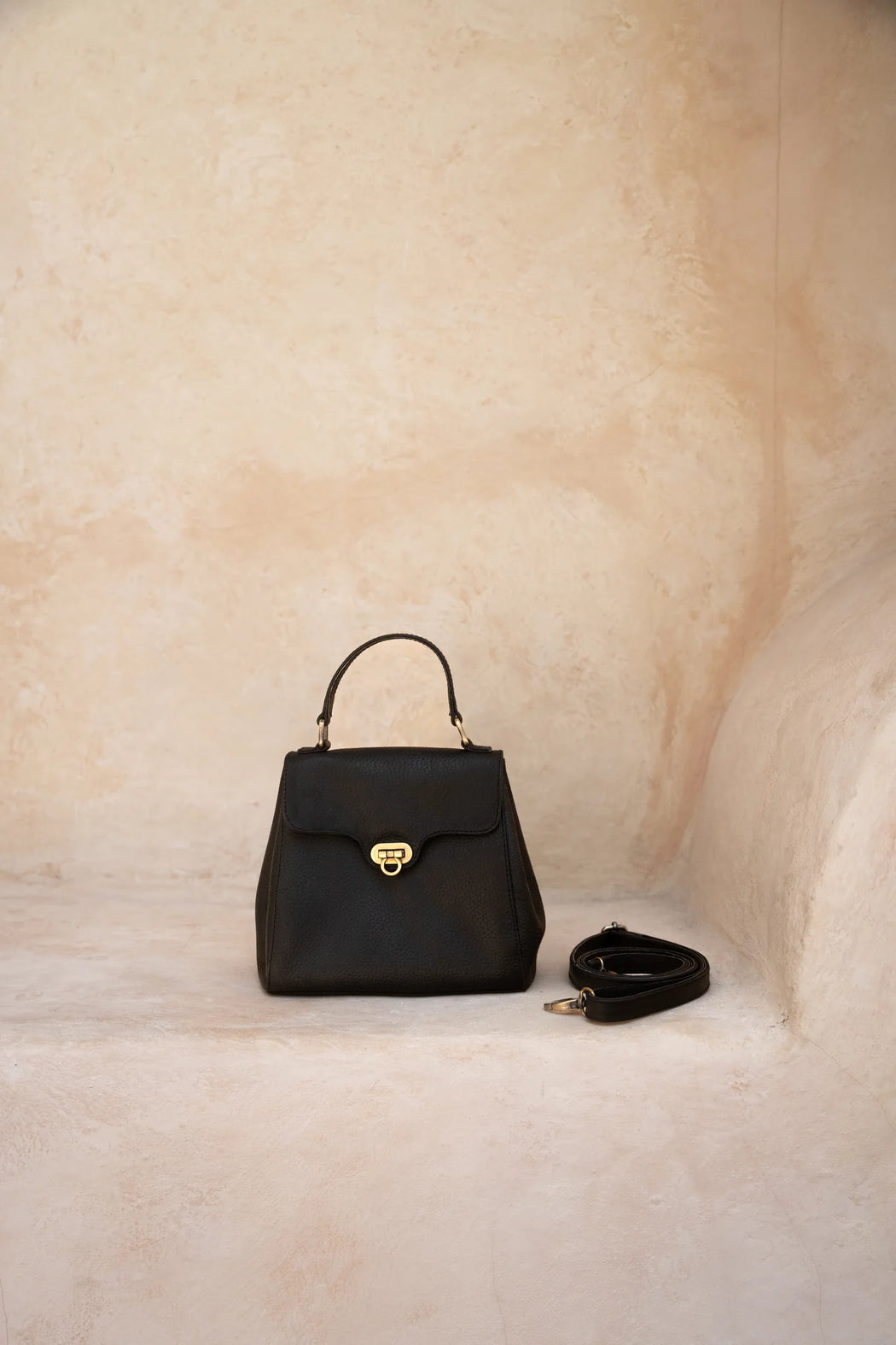 Hobo and Hatch Genuine Leather Verve Vintage Shoulder Bag - Textured Noir (black)