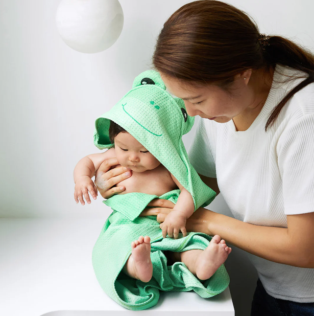 Dock & Bay 100% Recycled Towel - Froggy
