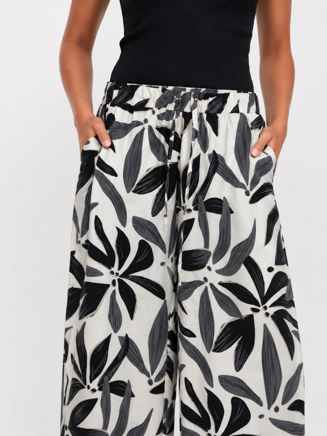 Straight leg Pants - Leaf print Black
